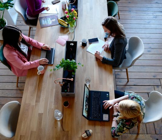 Tres mujeres sentadas en una mesa, imagen vista desde arriba